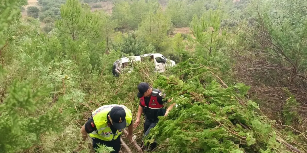 Mersin'de Minibüs Uçuruma Devrildi: 17 Yaralı