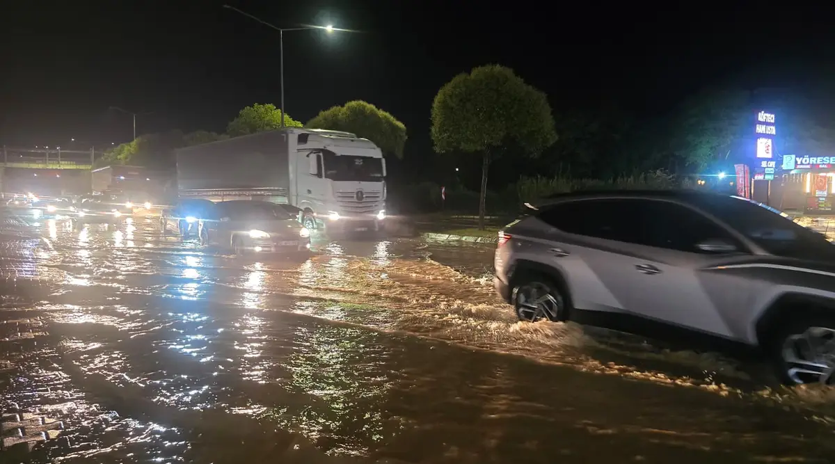 Sağanak ve fırtına 3 ili vurdu, Karadeniz'de taşkın ve kaymalar
