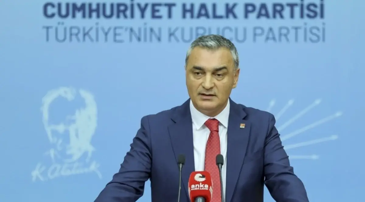 Müslim Sarı'dan Özgür Özel'e: "İzmir Halkından Özür Dile"