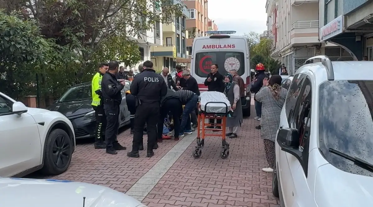 Avcılar'da yol verme tartışması: Sürücü 3 kişiye çarptı, 4 gözaltı