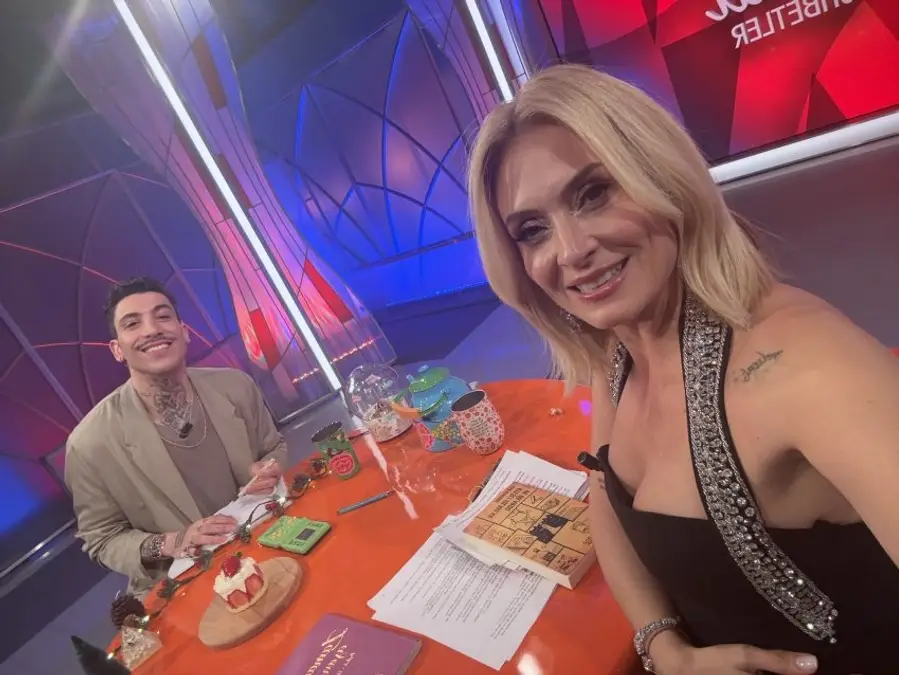 Ceyda Düvenci'nin NTV'de sunduğu Bambaşka Sohbetler adlı programın son konuğu ünlü şarkıcı Can Bonomo oldu. Uzun yıllardır mutlu bir evlilik sürdüren Bonomo-Karayel çiftinin Roman adında bir oğulları var. Programda özel hayatına dair samimi açıklamalarda bulunan Bonomo, oyuncu eşi Öykü Karayel'in daha önce hiçbir yerde duyulmayan bir özelliğini açıkladı. Sohbet sırasında Düvenci'nin "Öykü duvarlı ve mesafeli bir kadın gibi gözüküyor" yorumuna yanıt veren Bonomo, eşi hakkındaki sırrı böyle verdi.