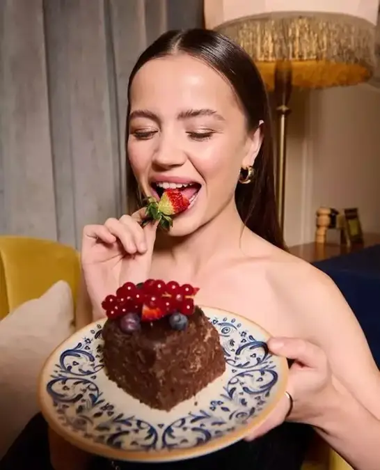 Kanal 7'nin yakında final yapacak olan Kan Çiçekleri dizisinde 3 sezondur Dilan karakteriyle gönüllere taht kuran Yağmur Yüksel, 23 yaşına girdi. Duru güzelliğiyle dikkat çeken Yüksel, sosyal medya hesabından doğum gününe özel bir paylaşımda bulundu.