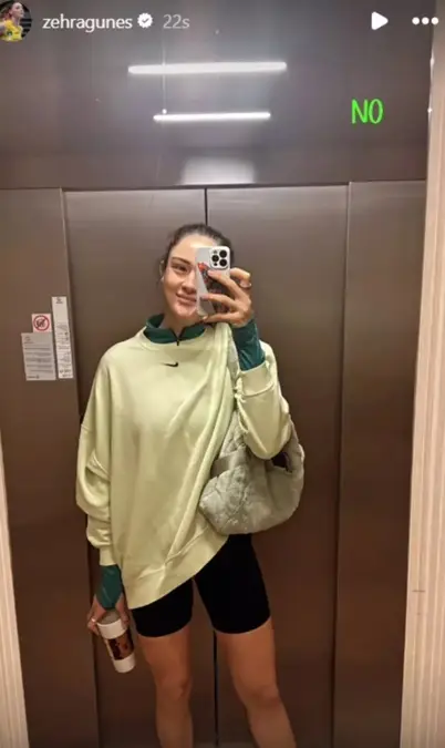 Hem spor kariyeri hem de özel hayatıyla sıkça gündeme gelen başarılı voleybolcu Zehra Güneş, bu kez doğal halleriyle sosyal medyada ilgi odağı oldu. Ünlü sporcunun makyajsız paylaşımlarına kısa sürede binlerce yorum geldi.