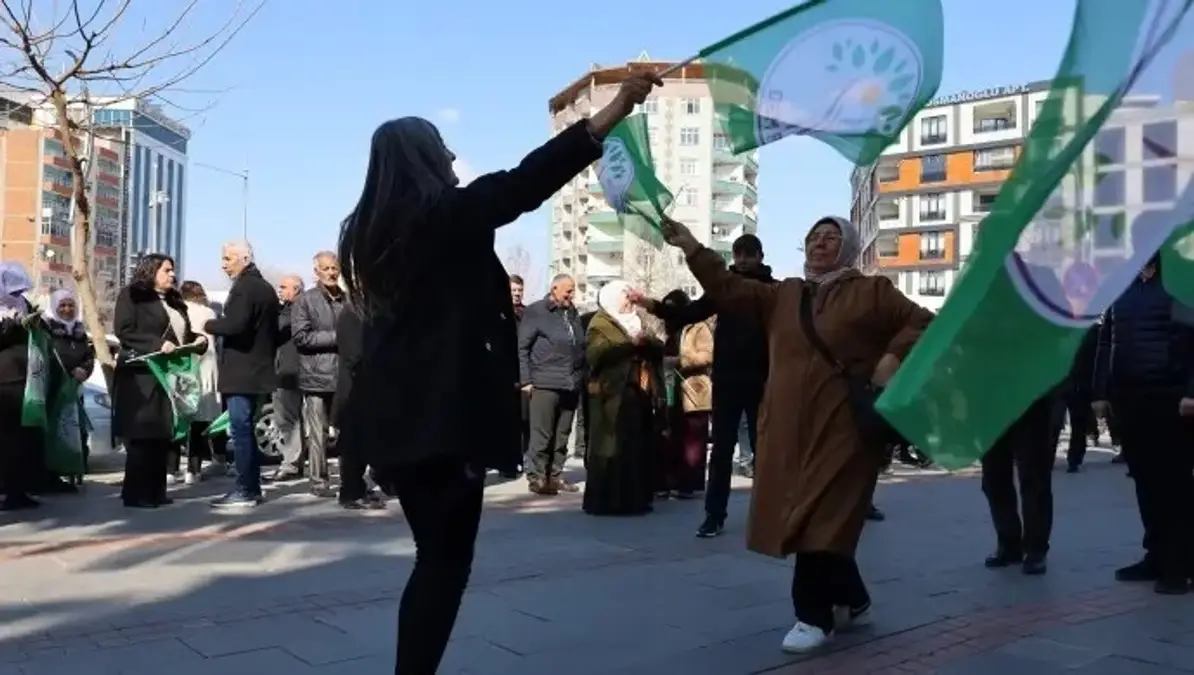 PKK lideri Abdullah Öcalan'ın uzun süredir beklenen açıklaması, Halkların Eşitlik ve Demokrasi Partisi (DEM Parti) İmralı heyeti tarafından kamuoyuna duyurulacak. Bu tarihi açıklamanın, Diyarbakır, Van ve Mersin gibi büyük şehirlerdeki dev ekranlardan canlı olarak izlenmesi planlanıyor.