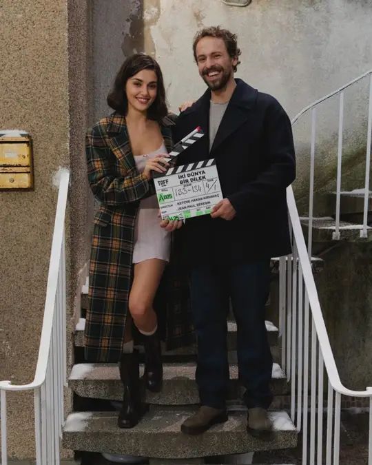 Hikayesini Hande Erçel'in kurguladığı, Elçin Muslu'nun senaristliğini ve Ketche'nin yönetmenliğini yaptığı "İki Dünya Bir Dilek" filmi sete çıktı.