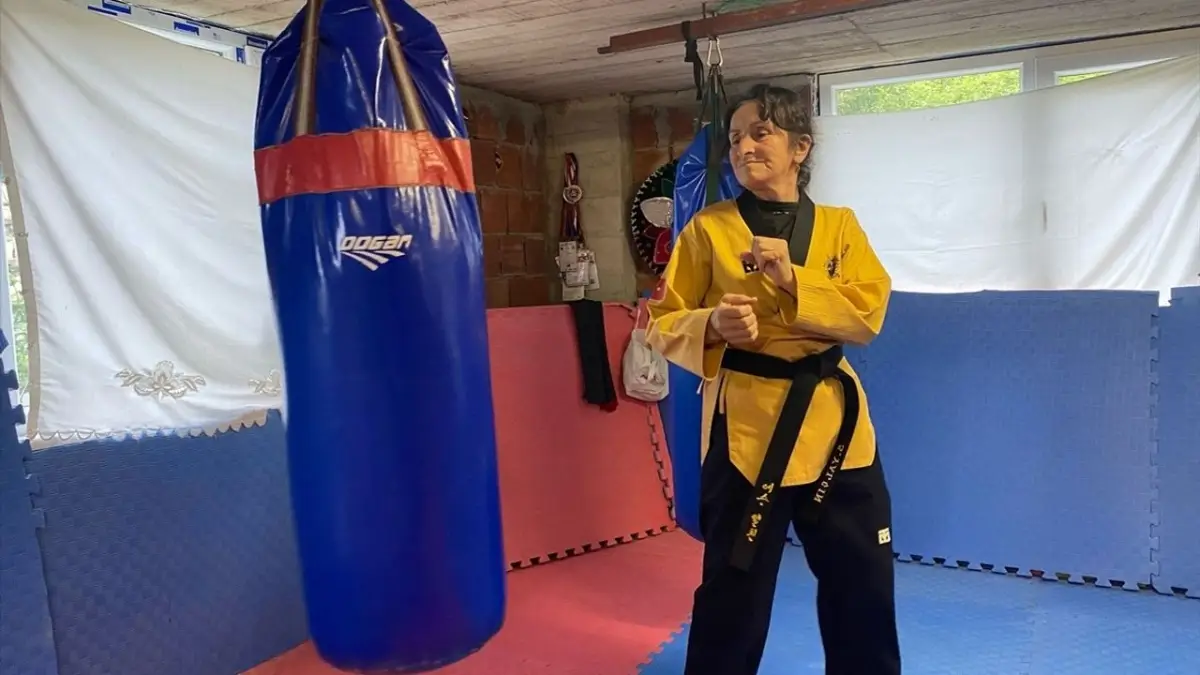 74 yaşındaki milli sporcu Sevgican Yalçın, Estonya'da düzenlenen Avrupa Tekvando Poomsae Şampiyonası'nda bronz madalya kazanarak hem Türkiye'yi gururlandırdı hem de yaşı ne olursa olsun sporun bir tutku olduğunu bir kez daha gösterdi. Spor kariyerinde 42 yılı geride bırakan Yalçın, şimdi gözünü 2026'da yapılacak Dünya Şampiyonası'na dikti.
