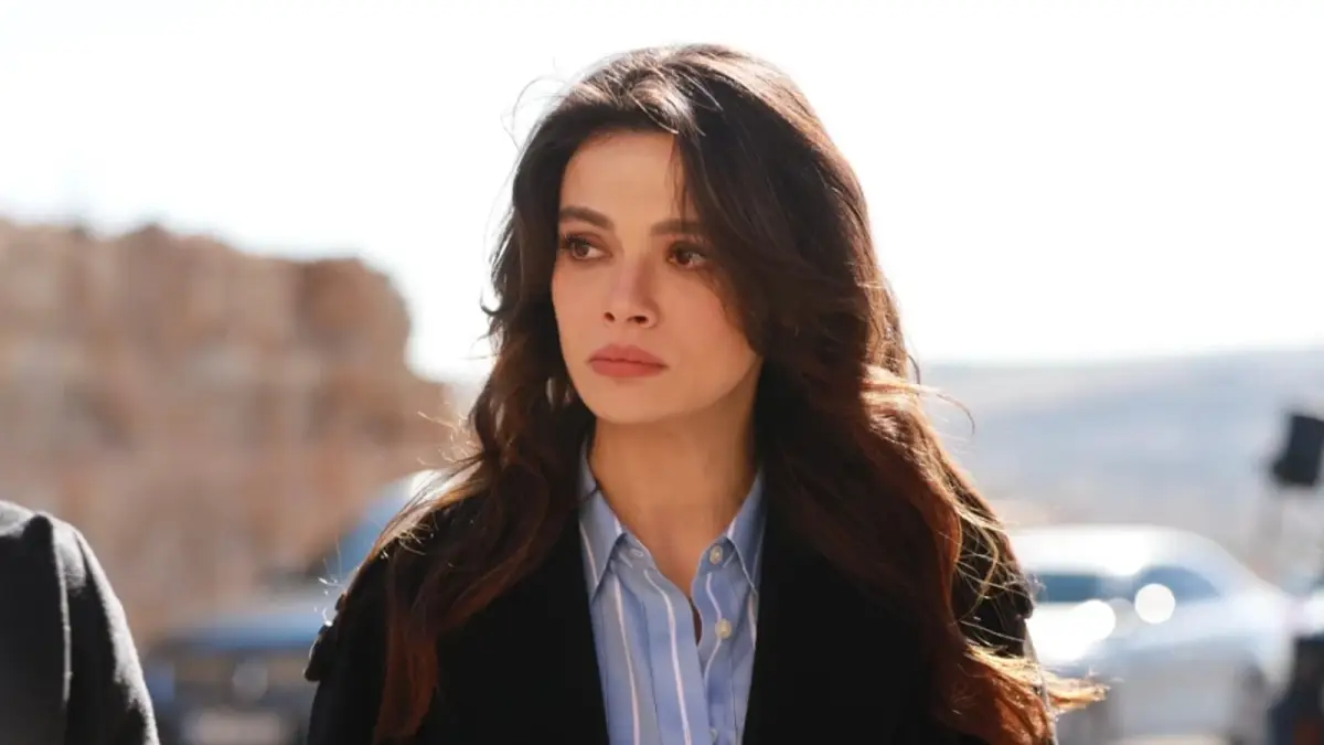 Başrollerini Ozan Akbaba ile paylaştığı Uzak Şehir dizisinin Alya'sı Sinem Ünsal, Cannes'a doğru yola çıktı. Son dönemde başarılı oyunculuk performansı ve duru güzelliğiyle öne çıkan Ünsal, kırmızı halıda Türk kadınını temsil edecek.