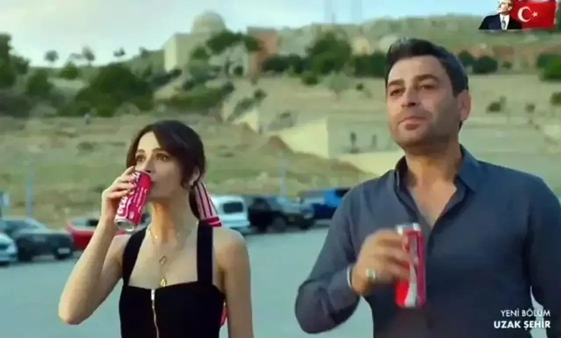 Dün akşam ekrana gelen Uzak Şehir dizisinin başrol oyuncuları Sinem Ünsal ve Ozan Akbaba, reklam iş birliği anlaşması sebebiyle İsrail menşeili Coca Cola markasının tanıtımını yaptı. Tüm dünyada boykot edilen İsrail ürünlerini sevdikleri dizide, sevdikleri oyuncuların elinde gören seyirciler tepkisini sosyal medyada dile getirdi.