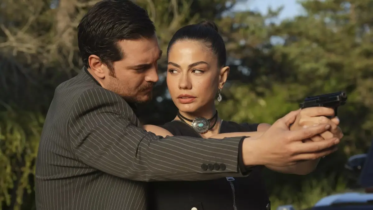 Kanal D'nin Tims&B imzalı sevilen dizisi 'Eşref Rüya', dün akşam 10. bölümüyle izleyicilerle buluştu. Çağatay Ulusoy (Eşref) ve Demet Özdemir'in (Rüya) başrollerini paylaştığı dizide dün akşam tansiyon bir an olsun düşmedi. Ancak öyle bir an vardı ki... İzleyiciler adeta mest oldu..