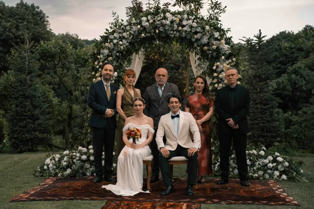 Show TV'nin yeni sezonda yayında olacak 'Veliaht' dizisinin ilk tanıtımı büyük beğeni topladı. Dizide başrolleri Akın Akınözü, Serra Arıtürk, Erkan Kolçak Köstendil ve Ercan Kesal paylaşıyor.