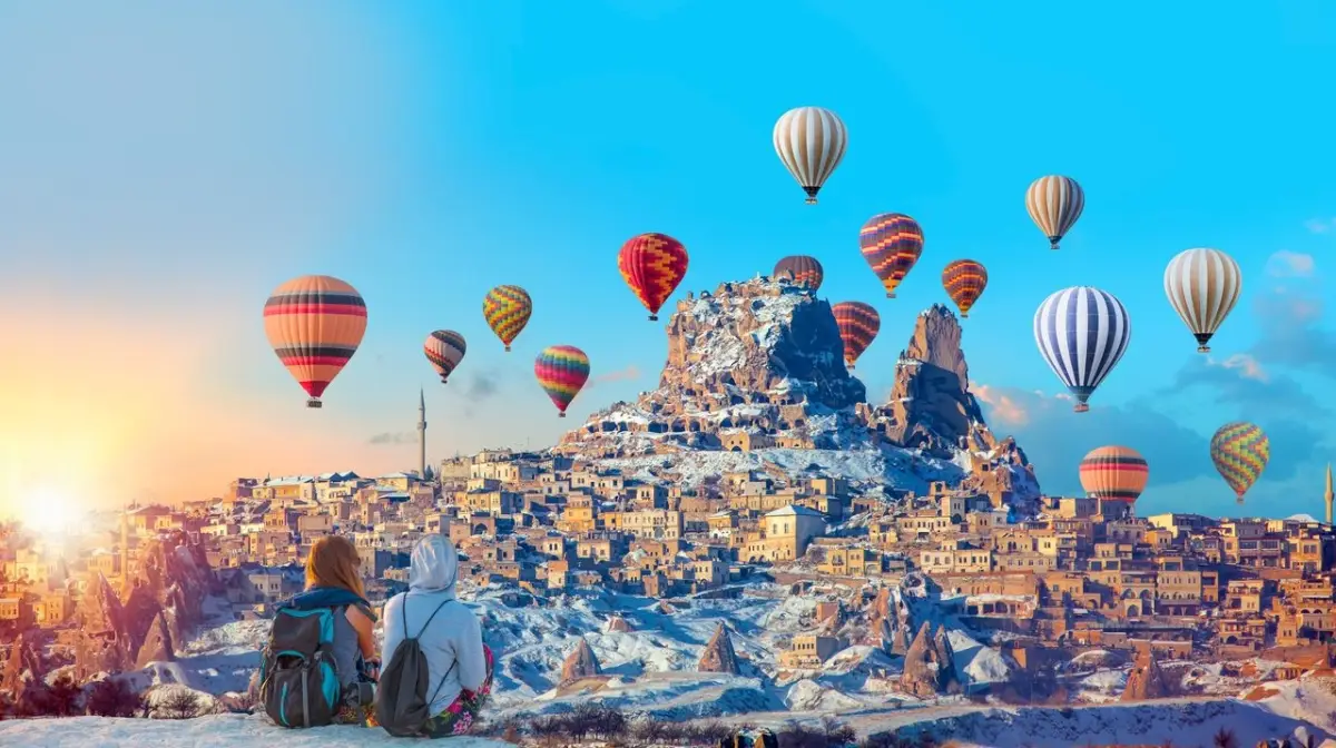 Kurban Bayramı tatilinin yaklaşmasıyla birlikte Türkiye'nin önemli turizm destinasyonlarından Kapadokya'da yoğunluk gözlemleniyor. UNESCO Dünya Mirası Listesi'nde yer alan bölge, özellikle yerli turistlerin ilk tercihleri arasında yer aldı. Bayramın ikinci gününden itibaren doluluk oranı %90'a ulaşan Kapadokya'da, turizmciler büyük bir hareketlilik bekliyor.