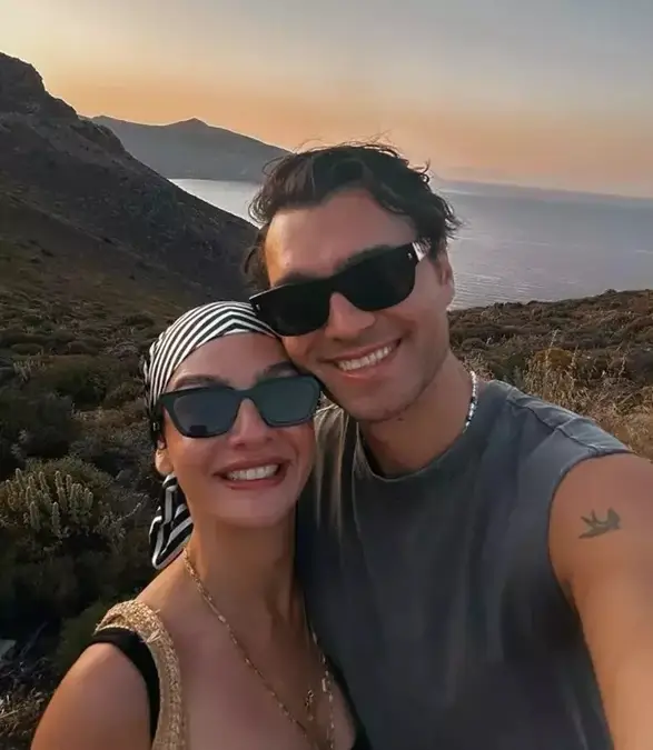 Oyuncu Birce Akalay ile meslektaşı ve sevgilisi Hakan Kurtaş, aşklarını gözler önüne sermeye devam ediyor. Magazin dünyasının sevilen çiftlerinden olan Akalay ve Kurtaş, yaz sezonunu birlikte tatile çıkarak açtı. İkili, sosyal medyada paylaştıkları samimi ve romantik pozlarla hayranlarından yoğun ilgi gördü.