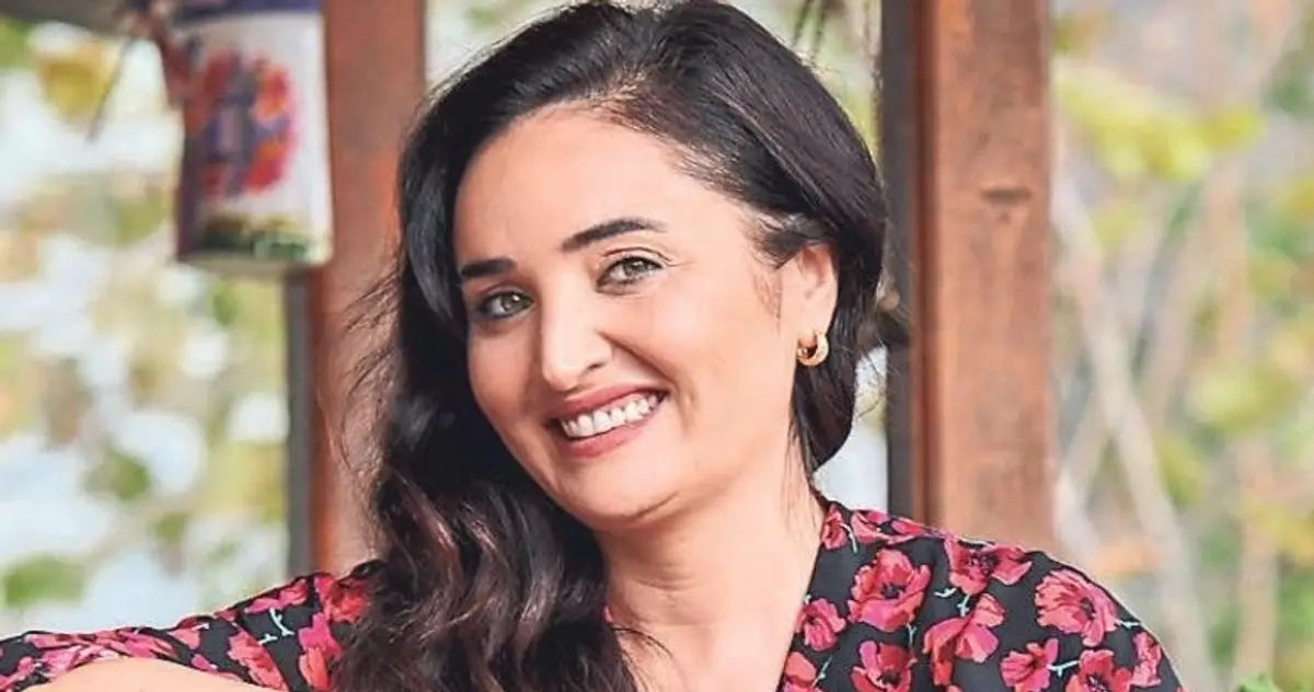 Başarılı oyuncu Fadik Sevin Atasoy, Şamdan Plus dergisine verdiği röportajda hayranlarını hem duygulandıran hem de ilham veren bir gerçeği ilk kez paylaştı. Atasoy, son dönemde gelen tüm oyunculuk tekliflerini reddetmesinin nedenini açıklarken, meme kanseriyle verdiği mücadeleyi sessizce sürdürdüğünü ifade etti. Atasoy, "Bir ateş çemberinin içinden sessiz sedasız yürüdüm" sözleriyle hayranlarını duygulandırdı.