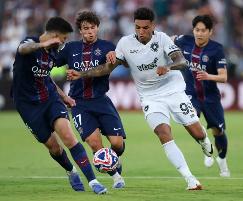 2025 FIFA Kulüpler Dünya Kupası'nda ikinci grup maçları nefes kesen mücadelelere sahne oluyor. Brezilya temsilcisi Botafogo, Avrupa Şampiyonu Paris Saint-Germain'i 1-0 yenerek büyük bir sürprize imza attı.