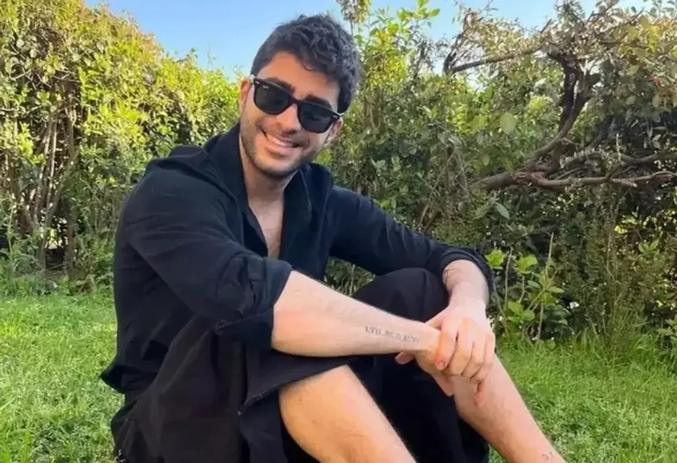 Kızılcık Şerbeti'nin Fatih'i yakışıklı oyuncu Doğukan Güngör, yaz sezonunu Bodrum'da açtıktan sonra tatiline Çeşme'de devam ediyor.