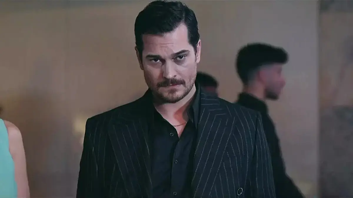 Son dönemin popüler dizisi Eşref Rüya ile büyük bir çıkış yakalayan Çağatay Ulusoy, bu yaz tatil yapmak yerine yeni bir film projesiyle izleyici karşısına çıkmaya hazırlanıyor. Ünlü oyuncu, imajını da bu film için yeniledi.