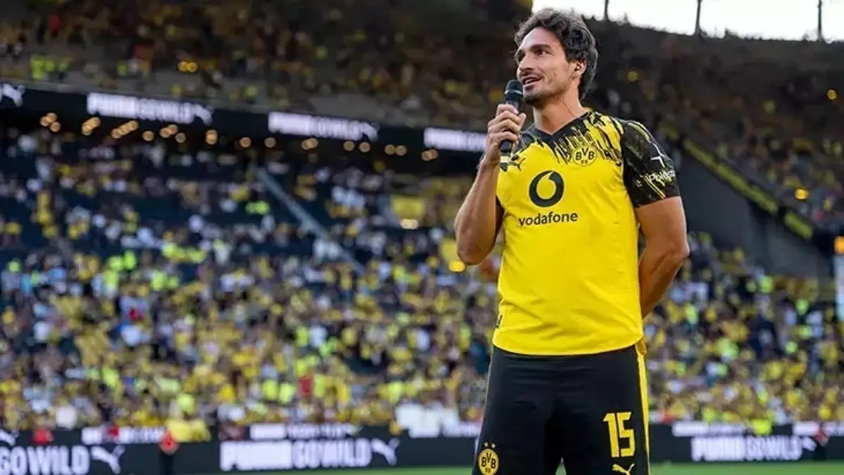 Geçen sezon sonunda aktif futbolculuk kariyerini noktalayan Alman stoper Mats Hummels, Pazar günü Borussia Dortmund'un Juventus ile oynadığı hazırlık maçında son kez sahaya çıktı. Kaptanlık pazubandıyla takımı sahaya çıkaran Hummels, hem futbolseverlere hem de Borussia Dortmund camiasına veda etti.