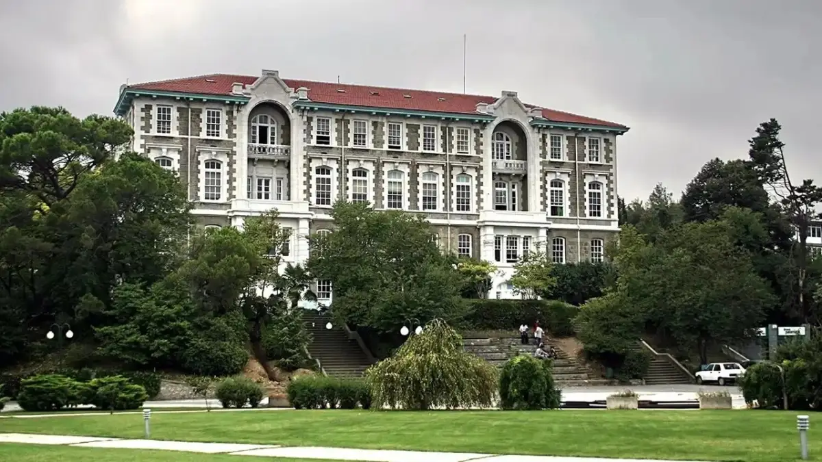 Rektörlük, kulüp odalarının dersliğe dönüştürüleceği gerekçesiyle Hisar Kampüsü'ne taşınmasını talep etti. Ancak öğrenciler; Hisar Kampüsü'ndeki yeni alanların kulüp faaliyetleri için yetersiz olduğunu ve bu kararın öğrencileri Güney Kampüs'ten uzaklaştırma çabası olduğunu savunarak dün akşam saatlerinde Hamlin Hall'da nöbet başlattı.
Krizin çözülememesi üzerine sabah saat 05.00 sularında kampüse dört otobüs çevik kuvvet, gözaltı araçları ve TOMA'lar giriş yaptı. Operasyon sırasında kampüs kapıları kapatılarak içeride kalan öğrenciler dışındakilerin girişine izin verilmedi. Kapıdaki güvenlik görevlilerinin, içeri girmek isteyen öğrencilere "Rektörlükten sözlü emir var" dediği aktarıldı.