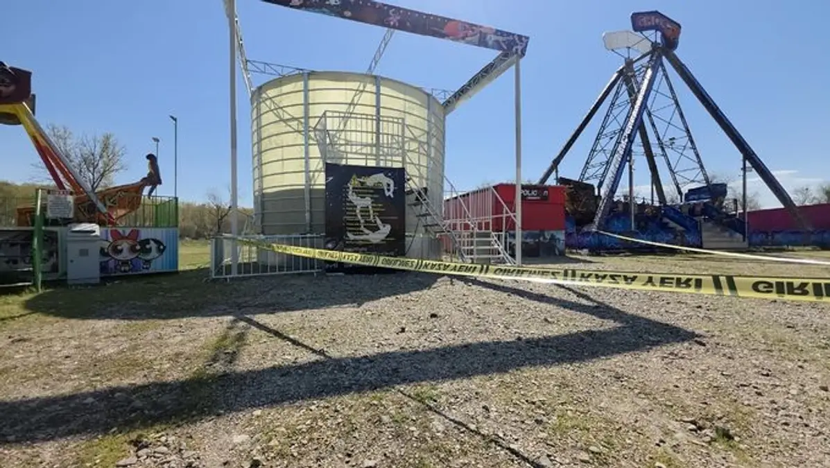 Olay, önceki akşam Lozan Caddesi üzerinde bulunan lunaparkta meydana geldi. Adrenalin tutkusuyla "Sıfır Yer Çekimi" adlı platforma binen Çoktaş, alet hızla dönmeye başladığı sırada merkezkaç kuvvetine dayanamayarak yerinden fırladı.