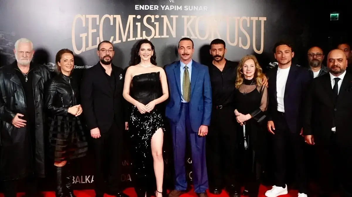 Başrollerini Görkem Sevindik, Gülsim Ali ve Emir Benderlioğlu'nun paylaştığı, dramatik hikayesiyle dikkat çeken "Geçmişin Kokusu" filminin galası önceki akşam gerçekleştirildi. Kırmızı halıda şıklık yarışının yaşandığı geceye, sanat camiasından da pek çok ünlü isim katıldı. Davetliler arasında Taner Rumeli, Ümit Kantarcılar ve Murat Serezli gibi başarılı oyuncular da yer alarak meslektaşlarına destek verdi.