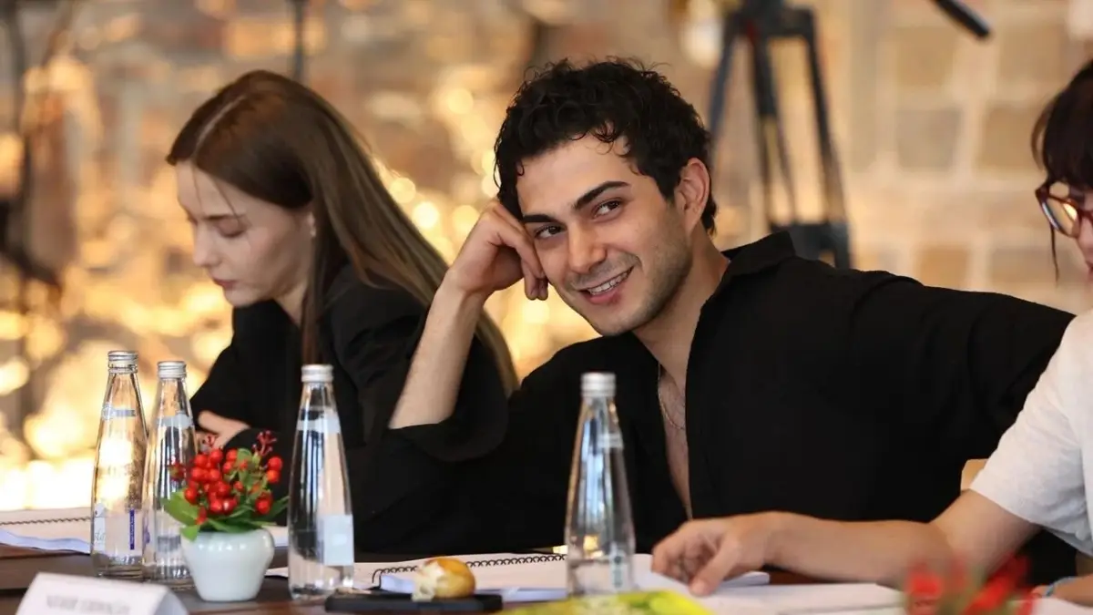 Merakla beklenen "Altı Üstü İstanbul" dizisinin oyuncu kadrosu, ilk kez gerçekleştirilen okuma provasında bir araya geldi. Ekibin provadaki yüksek enerjisi ve uyumu, şimdiden yeni sezonun en iddialı işlerinden birinin geldiğinin sinyallerini verdi.