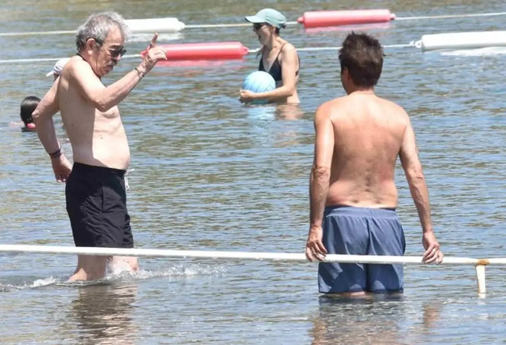 Sıcak havanın etkisiyle bunalan usta oyuncu Selçuk Yöntem, serinlemek için kendini Ege'nin mavi sularına bıraktı.