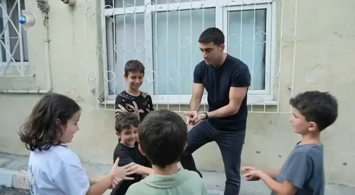 Kanal D’nin merakla beklenen yeni dizisi Haysiyet ekrana gelmek için gün sayarken, set arkasından yansıyan samimi kareler şimdiden büyük ilgi görüyor. Dizide "Mehmet" karakterine hayat veren başarılı oyuncu Doğukan Güngör, çekimlerin gerçekleştirildiği tarihi Balat sokaklarında mahalle sakinleri ve hayranlarıyla kurduğu sıcak iletişimle adeta gönülleri fethetti.