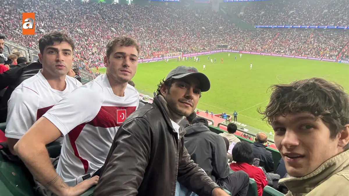 ATV’nin sevilen dizisi Altı Üstü İstanbul oyuncuları, Türkiye–İtalya UEFA Uluslar Ligi maçı için Bursa'da tribündeki yerini aldı. Ay-yıldızlı formalarıyla A Millî Takımımıza destek veren dizi ekibi, maç boyunca sergiledikleri coşkulu tezahüratlarla millilere moral oldu.