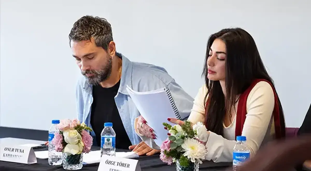 Kanal D’nin yeni sezondaki en güçlü projelerinden biri olmaya aday "Karakuyu" dizisi için geri sayım başladı. OGM Pictures imzası taşıyan iddialı yapımın geniş ve yetenekli oyuncu kadrosu, düzenlenen okuma provasında ilk kez aynı masada bir araya geldi. Aile sırları, geçmiş hesaplaşmalar ve çetin güç mücadeleleriyle örülü sürükleyici bir hikâyeyi merkezine alan dizi, yakında ekran yolculuğuna başlayacak.