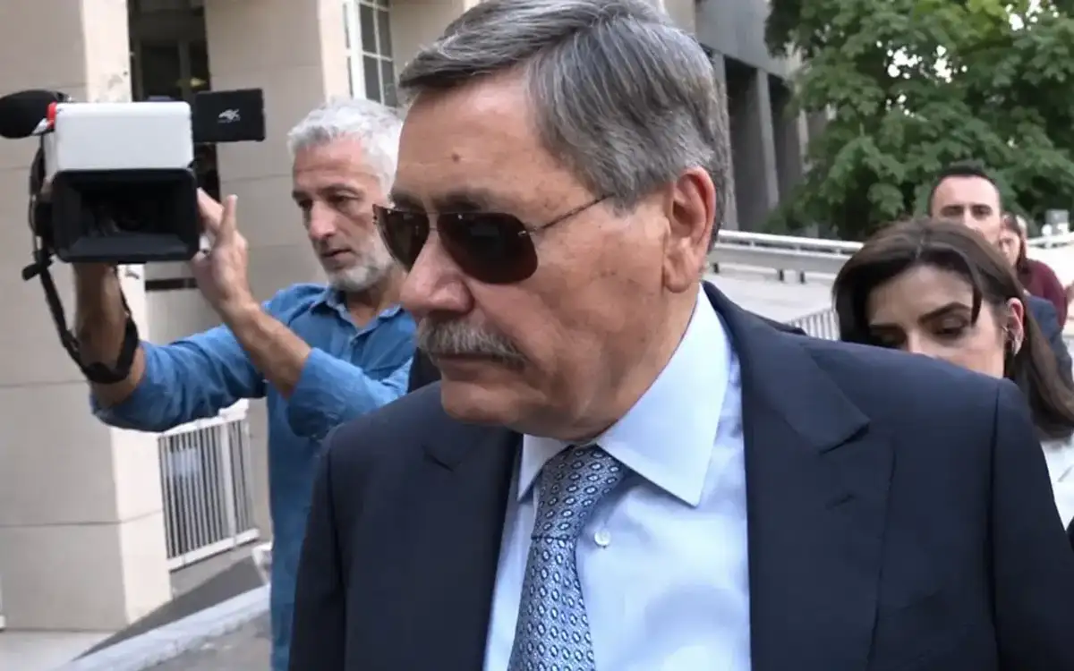 Melih Gökçek Ağzında Sakızla İfade Vermeye Geldi
