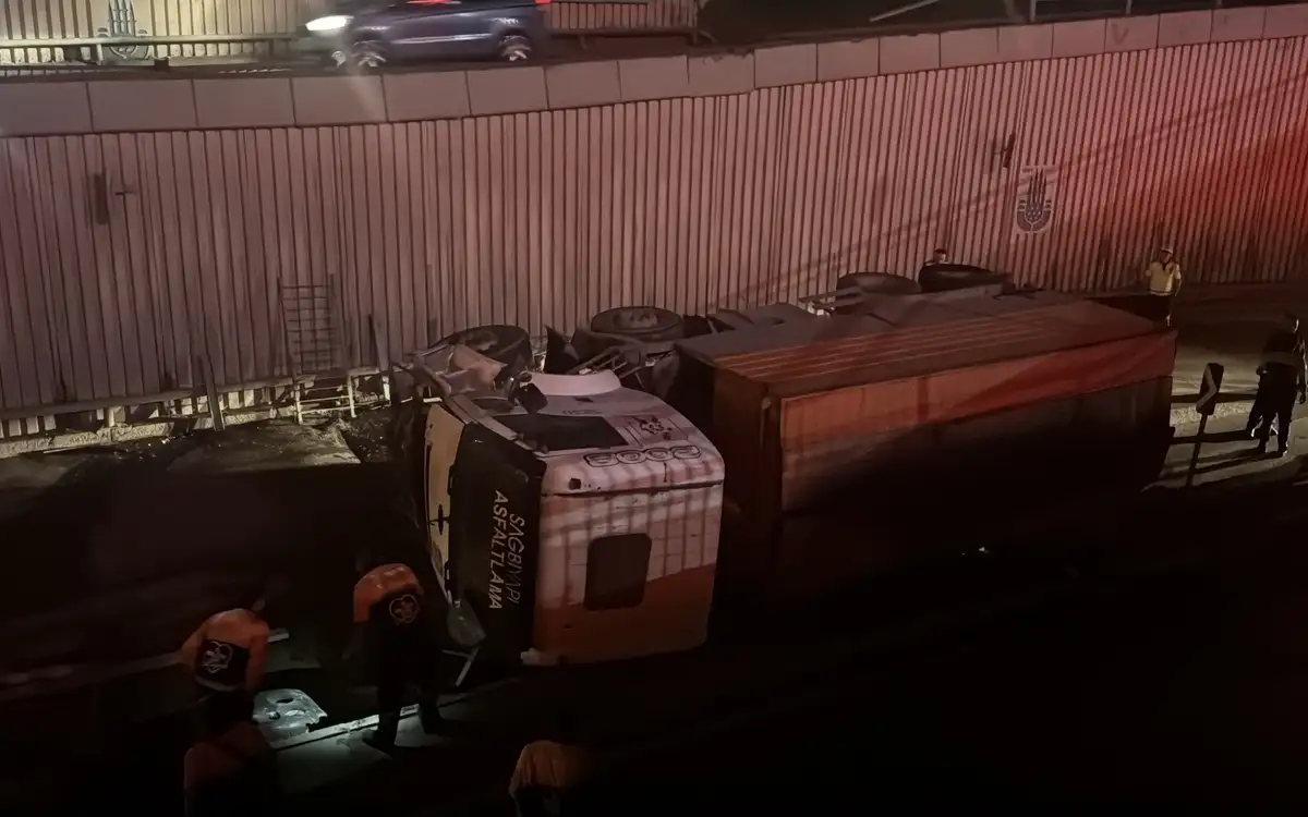 İBB'ye bağlı asfalt kamyonu alt geçit yoluna düştü