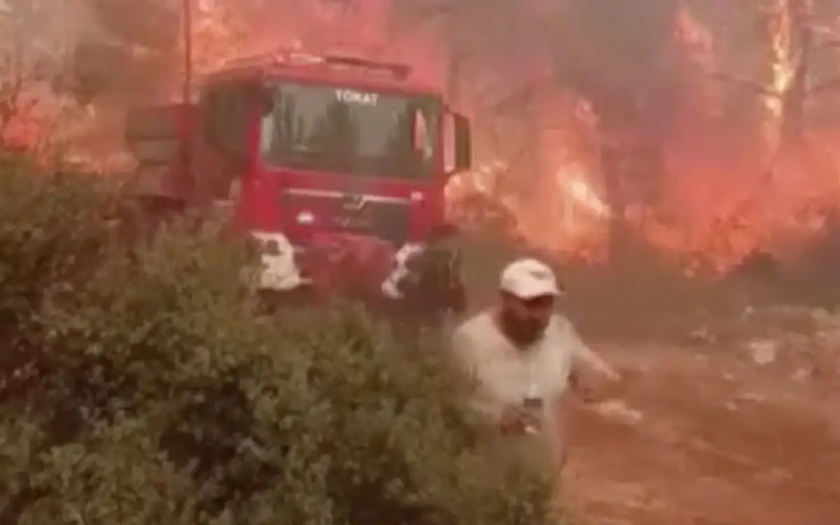 Antalya Aksu'da Ekipler Yangında Alevlerin Arasında Kaldı