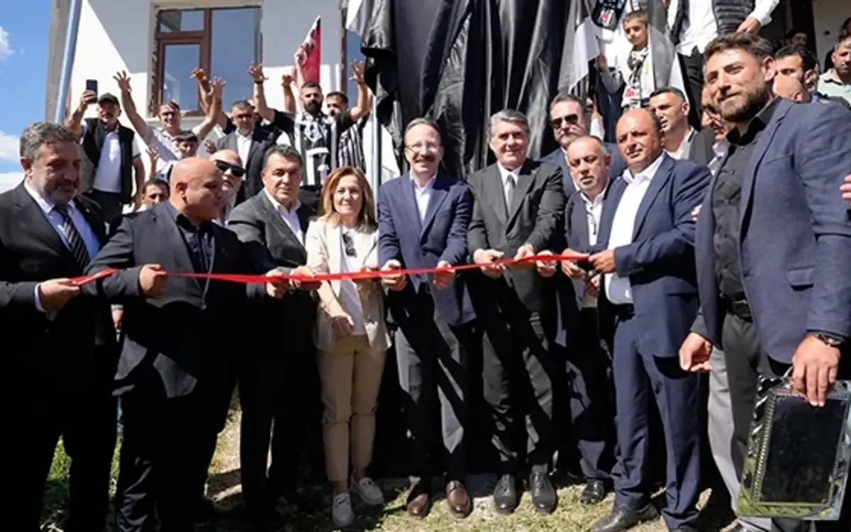 Serdal Adalı, Ardahan’ın Beşiktaş Köyü'nde kartal heykeli açtı