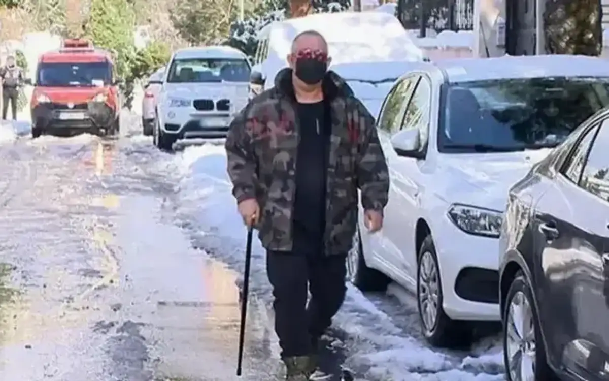 Cem Yılmaz’dan "Bastonla Geziyor" Haberlerine Danslı ve Esprili Yanıt