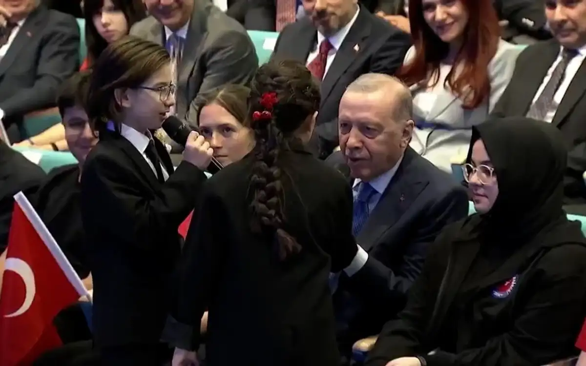 Cumhurbaşkanı Erdoğan, Öğrencilerle "Çayeli'nden Öteye" Türküsünü Söyledi