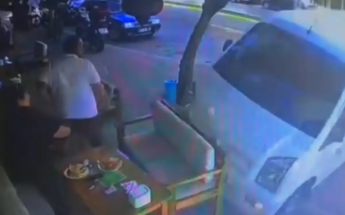 Minibüs kafeye daldı, müşteriler son anda kurtuldu