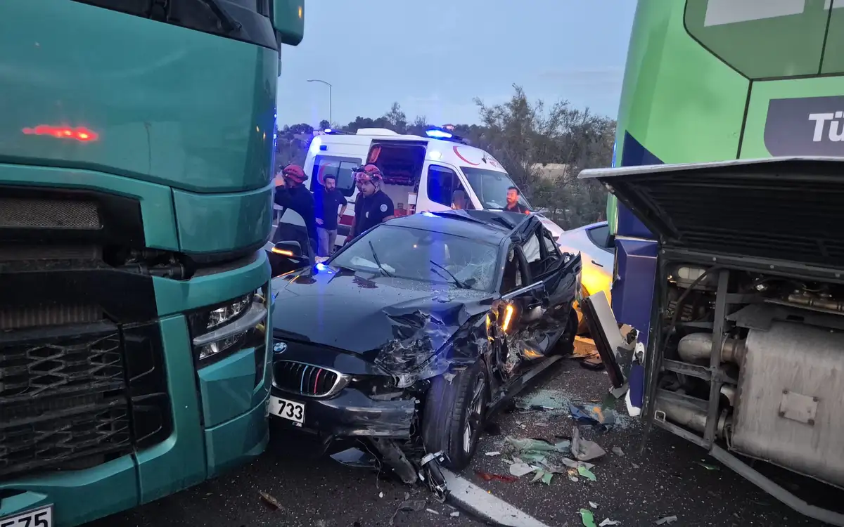 İstanbul-İzmir Otoyolu'nda zincirleme kazada 11 kişi yaralandı