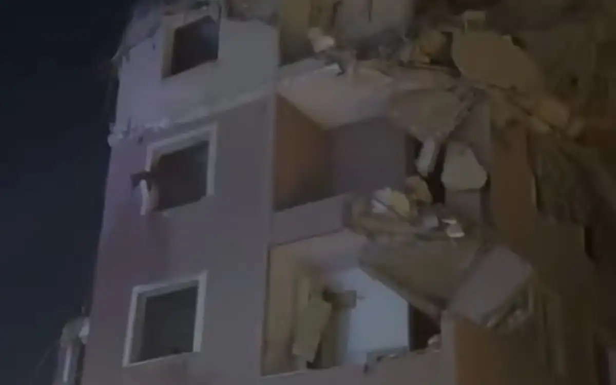 Küçükçekmece'de yıkım sırasında bina çöktü: 2 kişi yaralandı