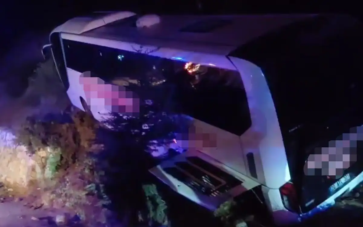 Manisa Kırkağaç'ta otobüs yoldan çıktı: 18 yaralı