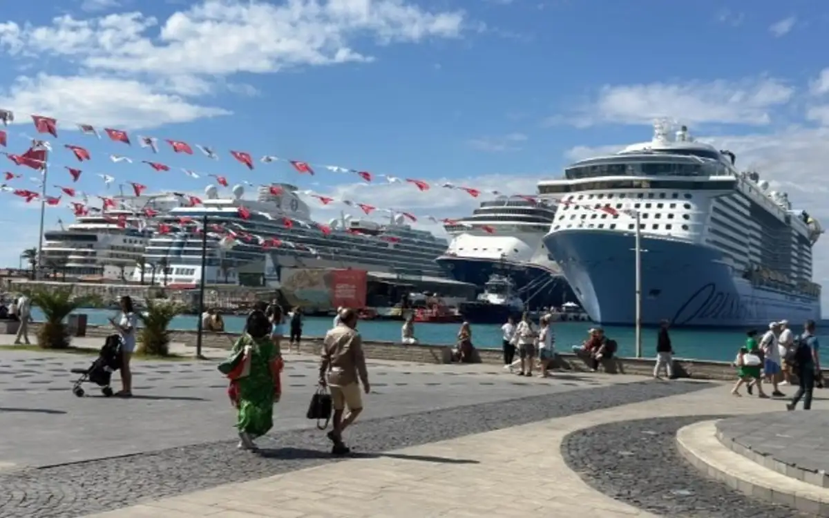Kuşadası ve Bodrum'a Dev Kruvaziyerlerle Turist Akını