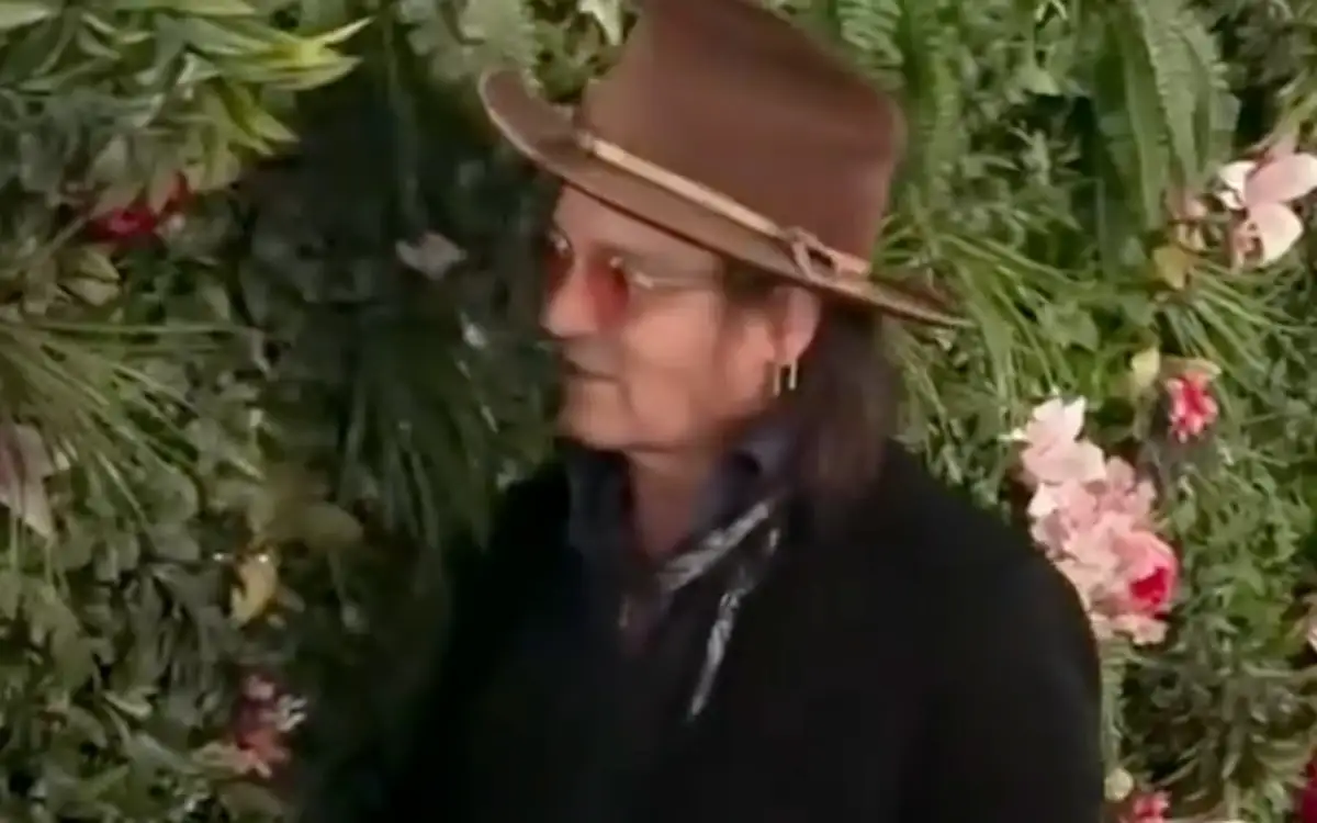 Johnny Depp Katıldığı Festivalde Süs Bitkilerini Isırdı