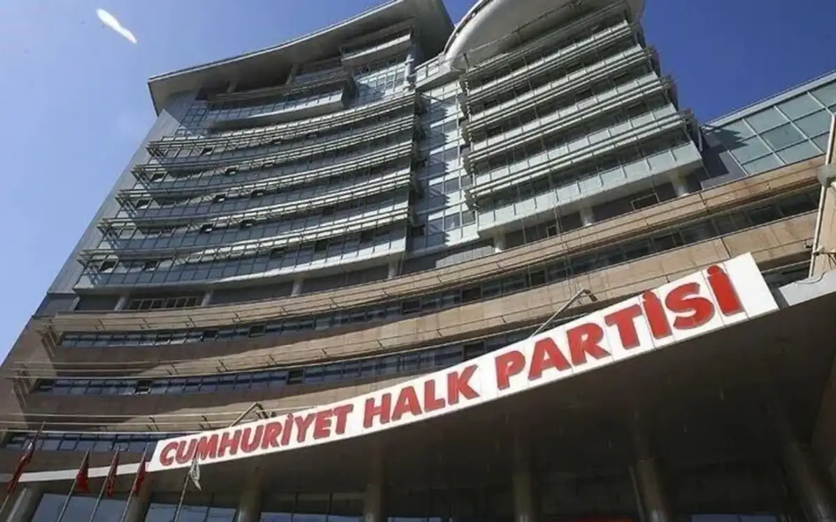 CHP, Üç Belediye Başkanını İhraç Etti