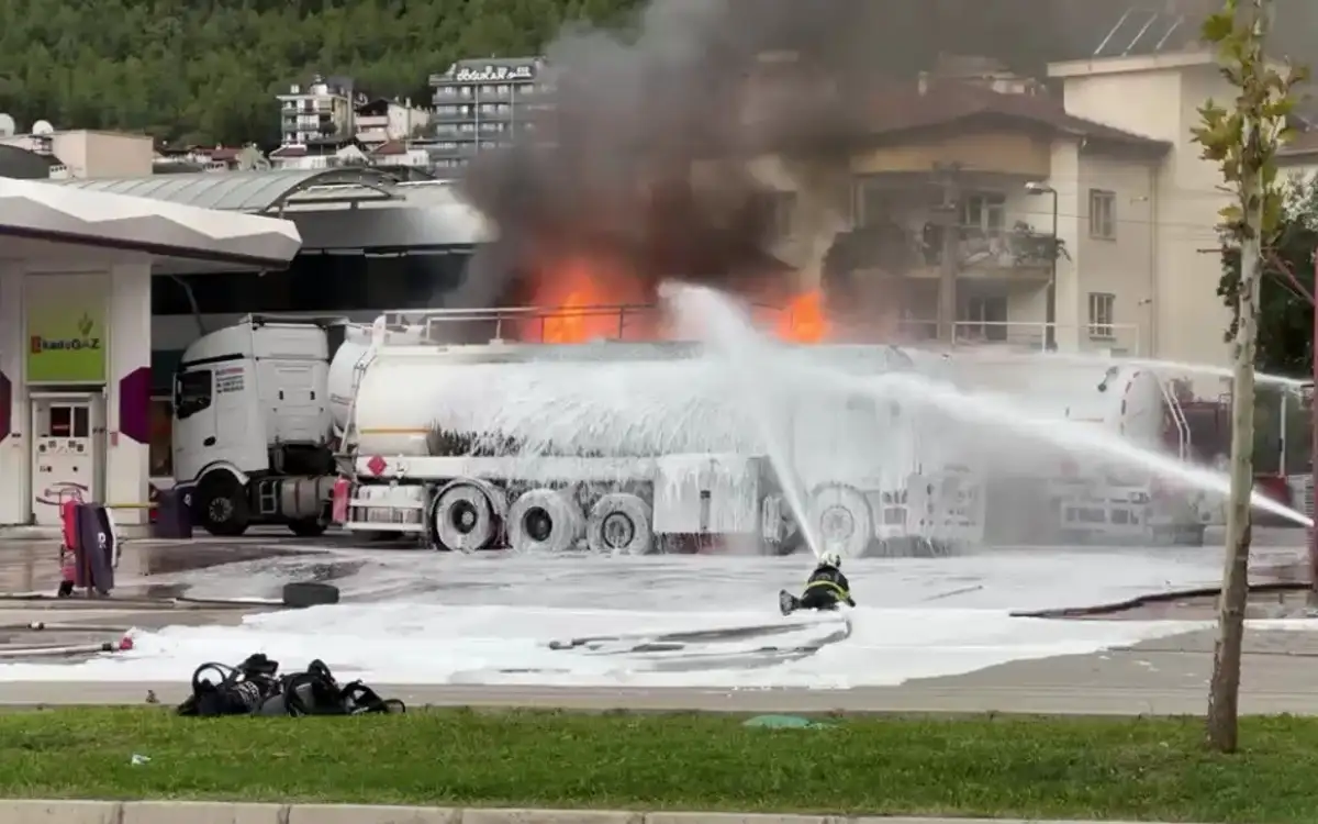 Akaryakıt istasyonunda tanker patladı, yangın yanındakine de sıçradı