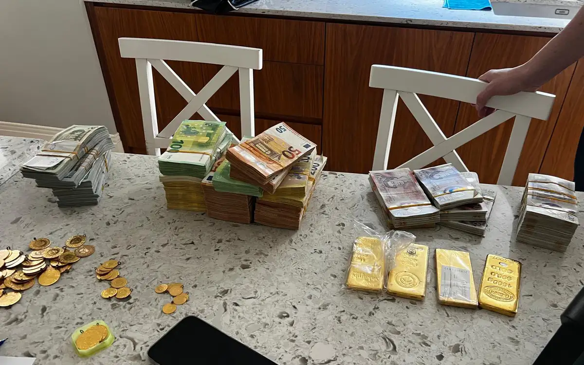 Mersin'de yolsuzluk soruşturması: Şüphelinin evinde servet ele geçirildi