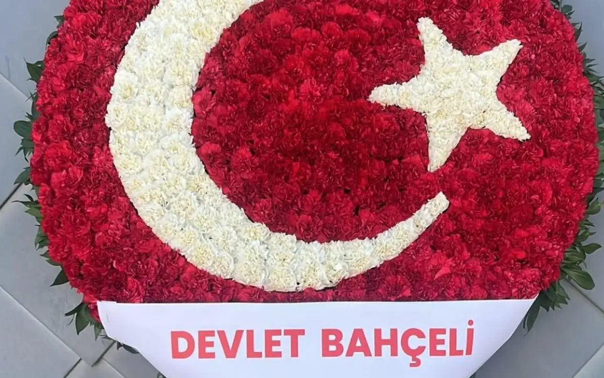Bahçeli, TFF Başkanı Hacıosmanoğlu'na Çiçek Gönderdi