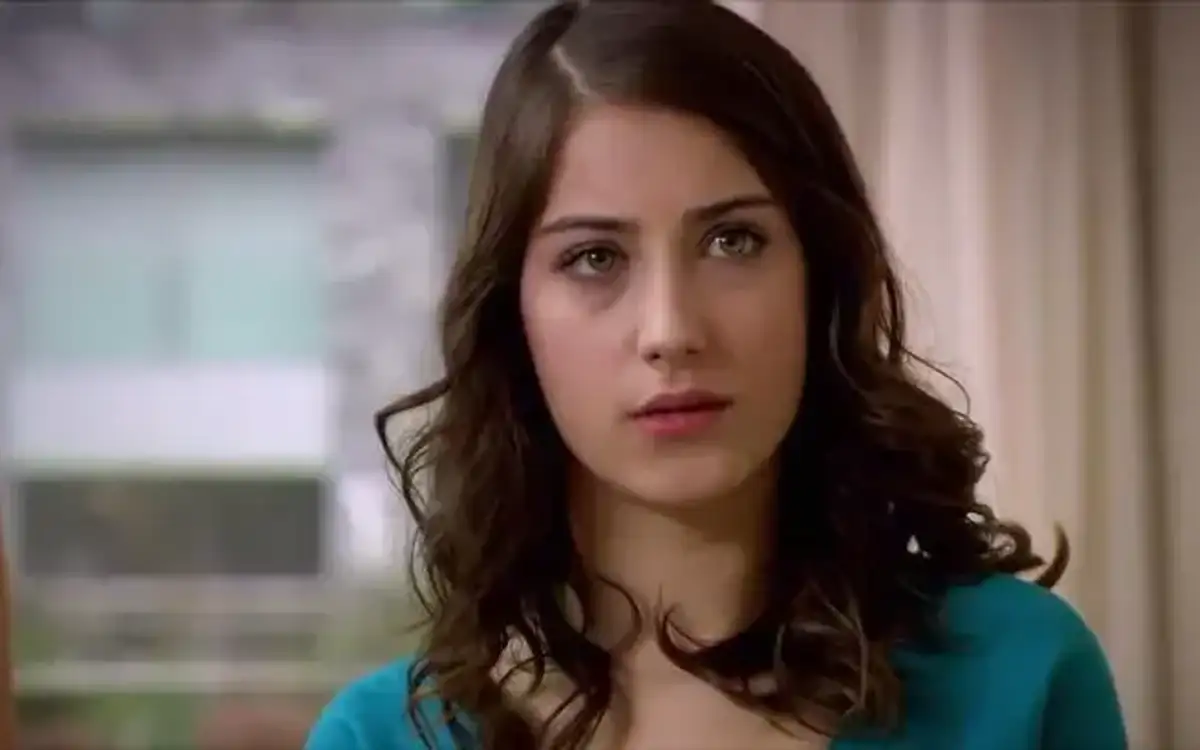 Hazal Kaya'nın Acı Kaybı! 12 Yıllık Can Dostuna Veda...