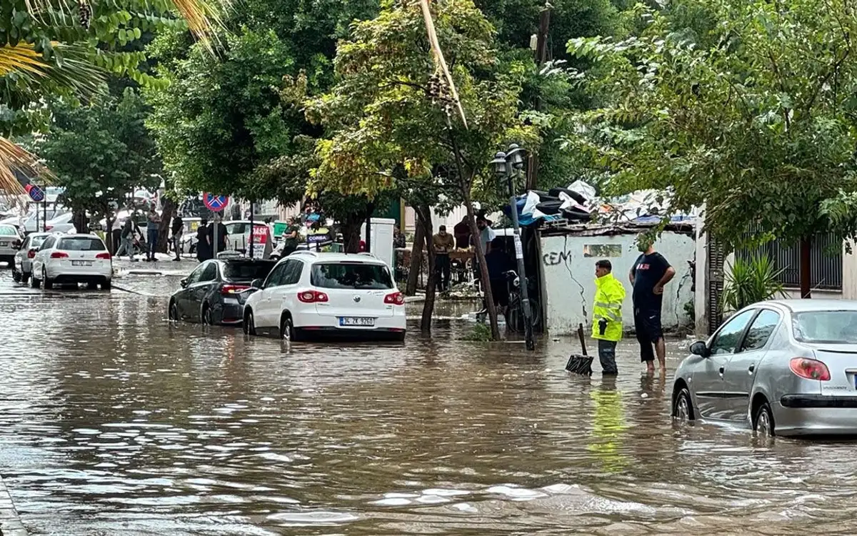 Mersin'de şiddetli sağanak: Cadde ve sokaklar göle döndü