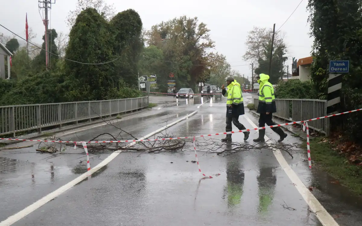 Sağanak yağış köprüyü vurdu: Çökme tehlikesi nedeniyle trafiğe kapatıldı