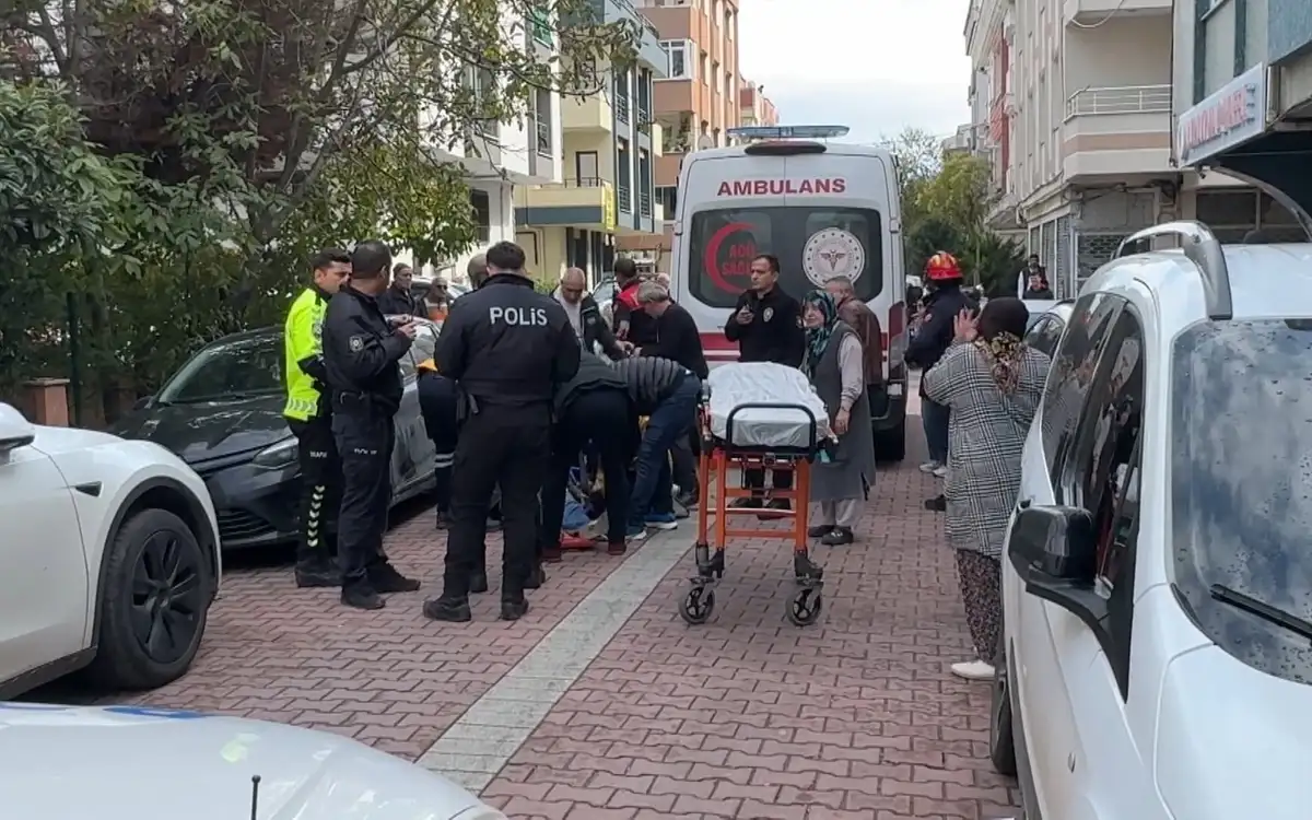 Avcılar'da yol verme tartışması: Sürücü 3 kişiye çarptı, 4 gözaltı