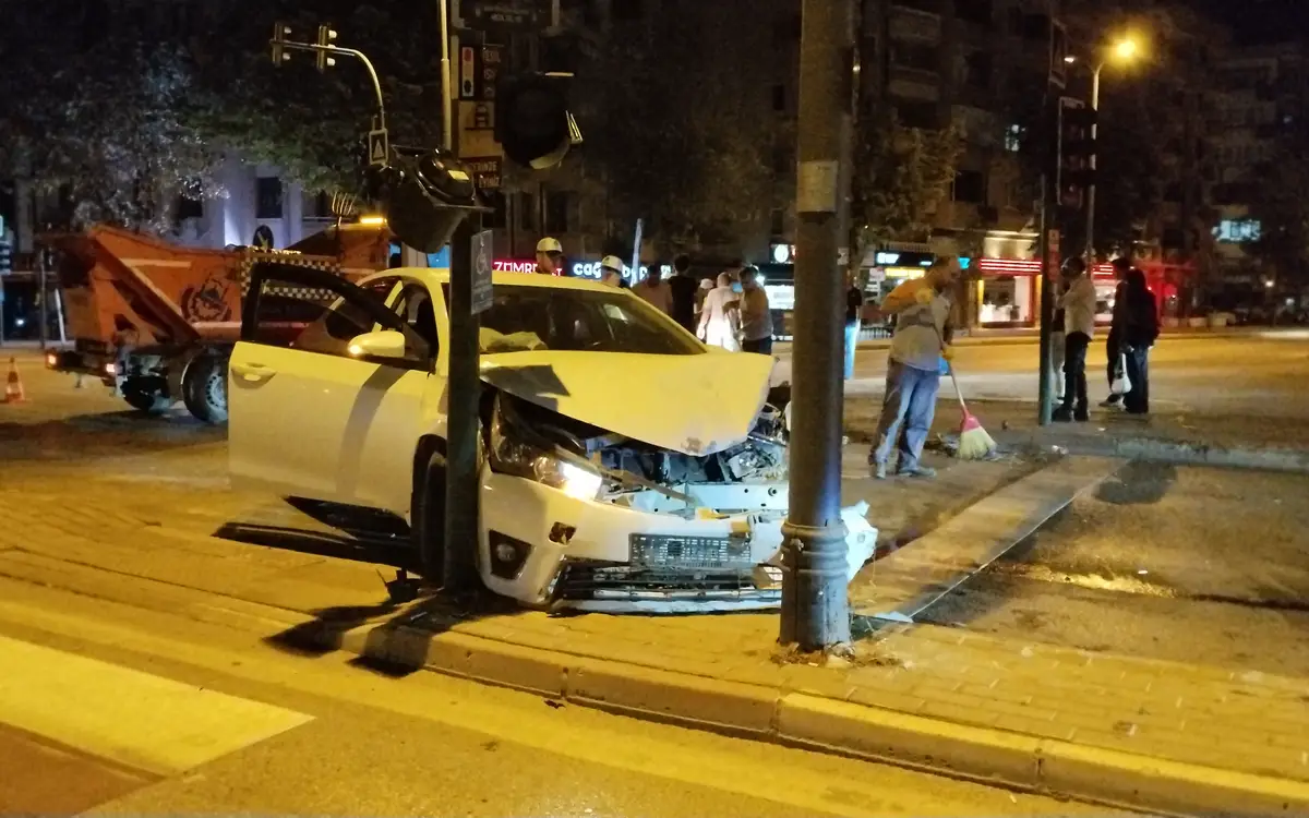 Bursa İnegöl'de iki otomobil çarpıştı, 7 kişi yaralandı